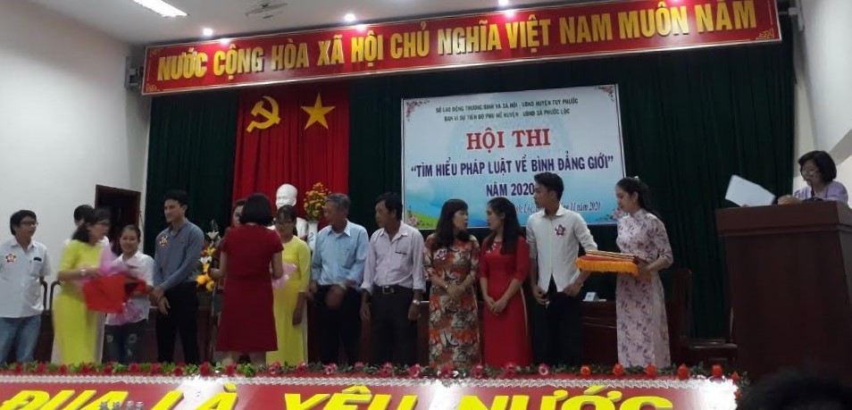 Trao giải thưởng cho các đội tham gia thi